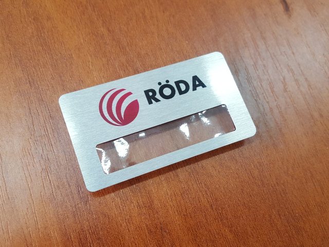 бейдж с логотипом на клипсе