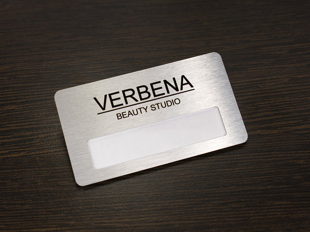 бейджик с логотипом серебряного цвета