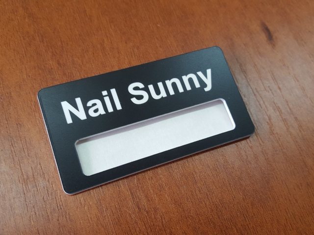 пластиковый бейдж с лготипом и окном