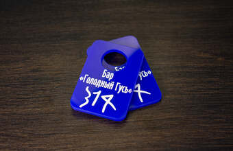 номерок из оргстекла синего цвета для бара