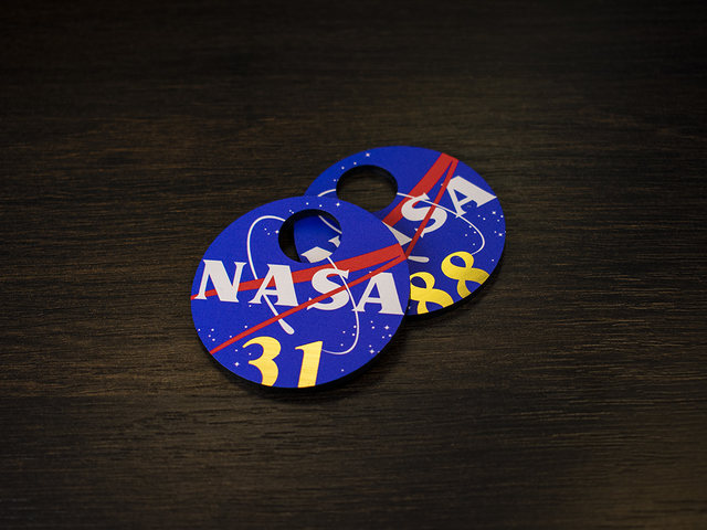 пластиковый номерок круглой формы